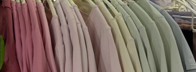 無料で貸し出されるレンタルウェアのラック